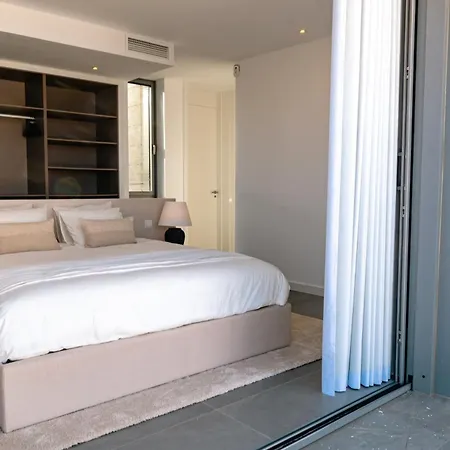 Dominica 8 * Естепона