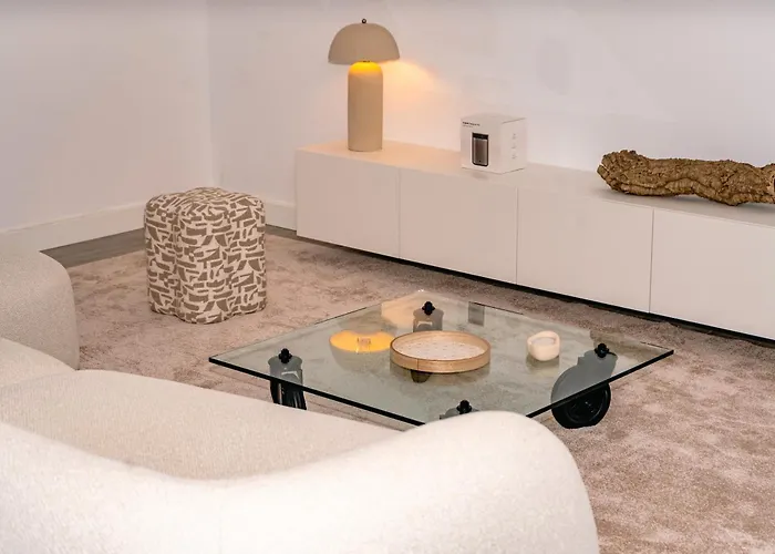 Dominica 8 * Εστεπόνα